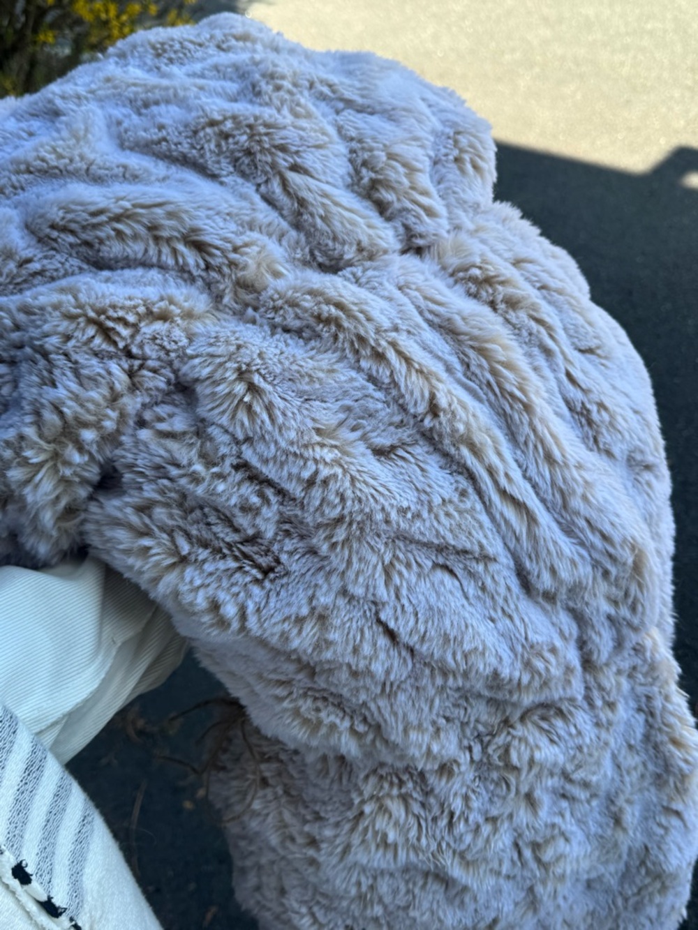 π¨π§Έ Anthropologie Luxe Faux Fur throw blanket in Pearl π§Έπ¨ - Picture 2 of 7